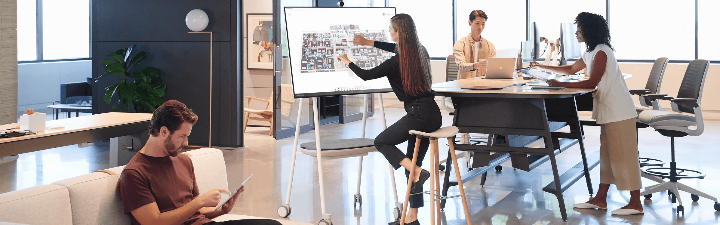 Modernes Büro mit Microsoft Surface Hub